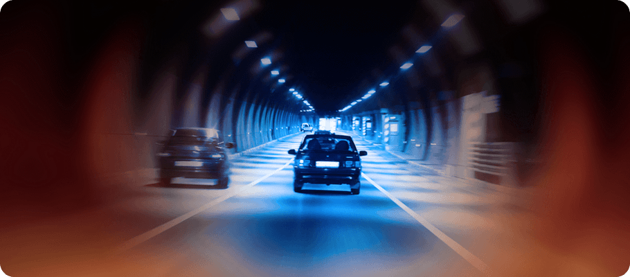 Mobile Radarblitzer Geschwindigkeitsmessung - Autos im Tunnel